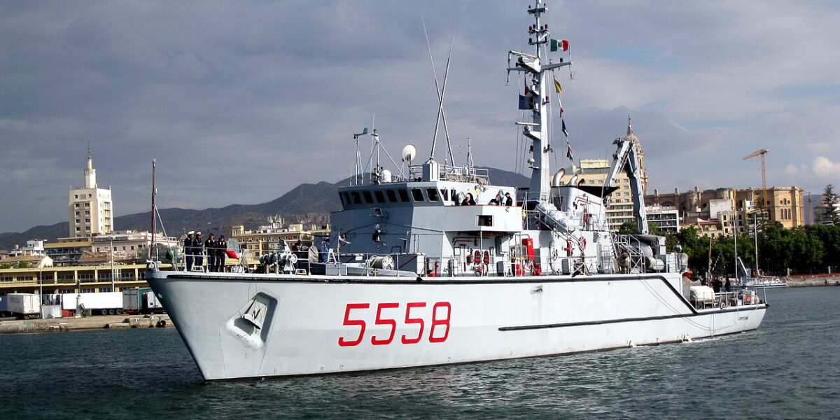https://assets.gazzettadelsud.it/2026/05/cacciamine-Crotone-1200x600.jpg