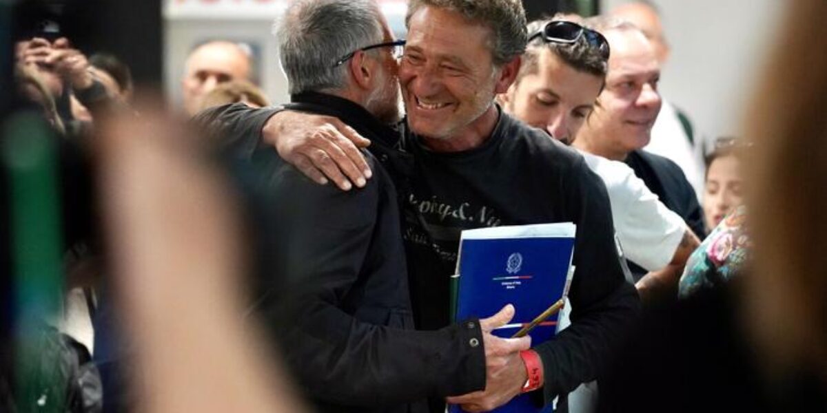 gli attivisti della flotilla mantovani e carotenuto noi picchiati con le manette e le catene alle caviglie da Feedpress.me gli attivisti della flotilla mantovani e carotenuto noi picchiati con le manette e le catene alle caviglie