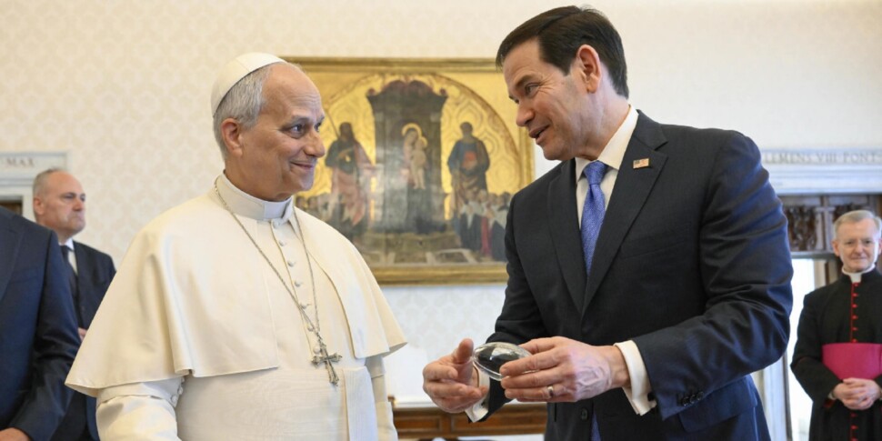https://assets.gazzettadelsud.it/2026/05/handout-picture-provided-by-the-Vatican-Media-shows-Pope-Leo-XIV-receiving-in-a-private-audience-US-Secretary-of-State-Marco-Rubio-970x485-1778160985.jpg