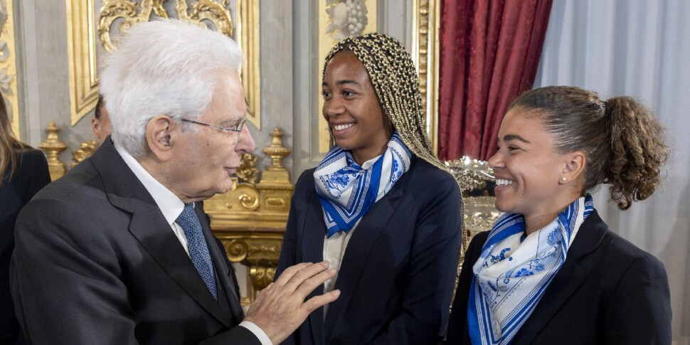https://assets.gazzettadelsud.it/2026/05/l-Presidente-Sergio-Mattarella-a-margine-dellIncontro-con-le-Nazionali-italiane-di-Tennis-femminile-e-maschile-vincitrici-della-Billie-Jean-King-Cup-2025-e-della-Coppa-Davis-2025-saluta-Jasmine-Paolini-970x485-1777913107.jpg