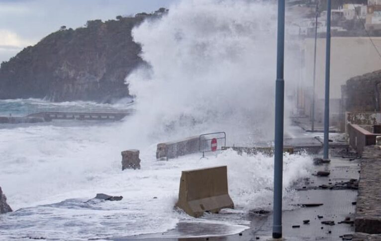Lipari, è corsa contro il tempo per l’emergenza di Acquacalda