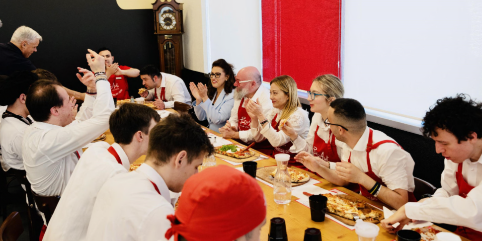 https://assets.gazzettadelsud.it/2026/05/meloni-pizzaut-2-970x485.png
