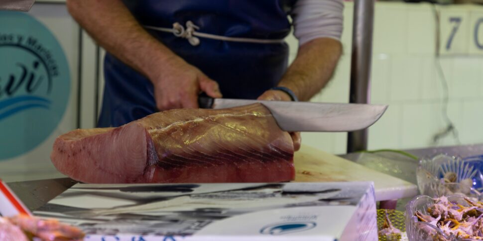https://assets.gazzettadelsud.it/2026/05/pesceria-tonno-970x485.jpg