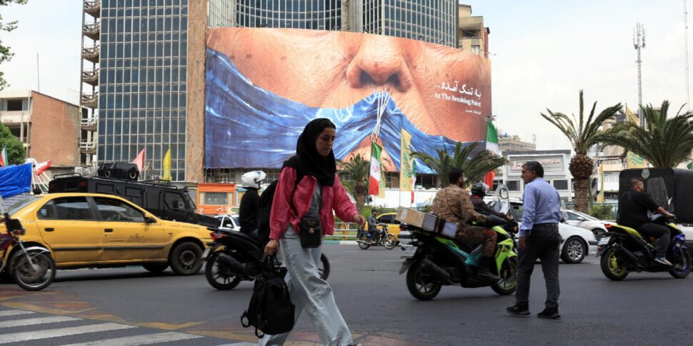 https://assets.gazzettadelsud.it/2026/05/ranians-walk-past-a-huge-anti-US-billboard-referring-to-US-president-Donald-Trump-and-Strait-of-Hormuz-at-Valiasr-square-in-Tehran-Iran-02-May-2026-970x485.jpg