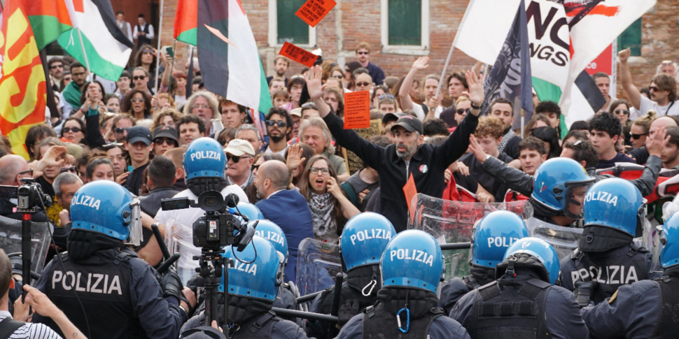 https://assets.gazzettadelsud.it/2026/05/tafferugli-biennale-venezia-foto-ansa-970x485.png