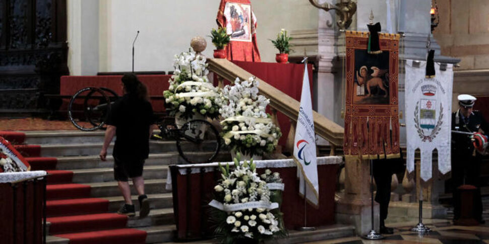 https://assets.gazzettadelsud.it/2026/05/zanardi-funerali-970x485.jpg