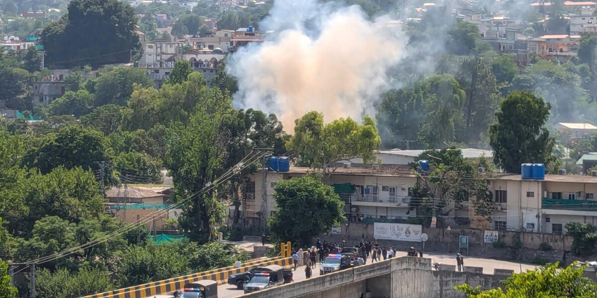 https://assets.gazzettadelsud.it/2026/06/A-smoke-rises-from-the-crash-site-of-a-Pakistan-Army-Aviation-Mi-17-helicopter-near-Muzaffarabad-Pakistan-administered-Kashmir-Pakistan-1200x600.jpg