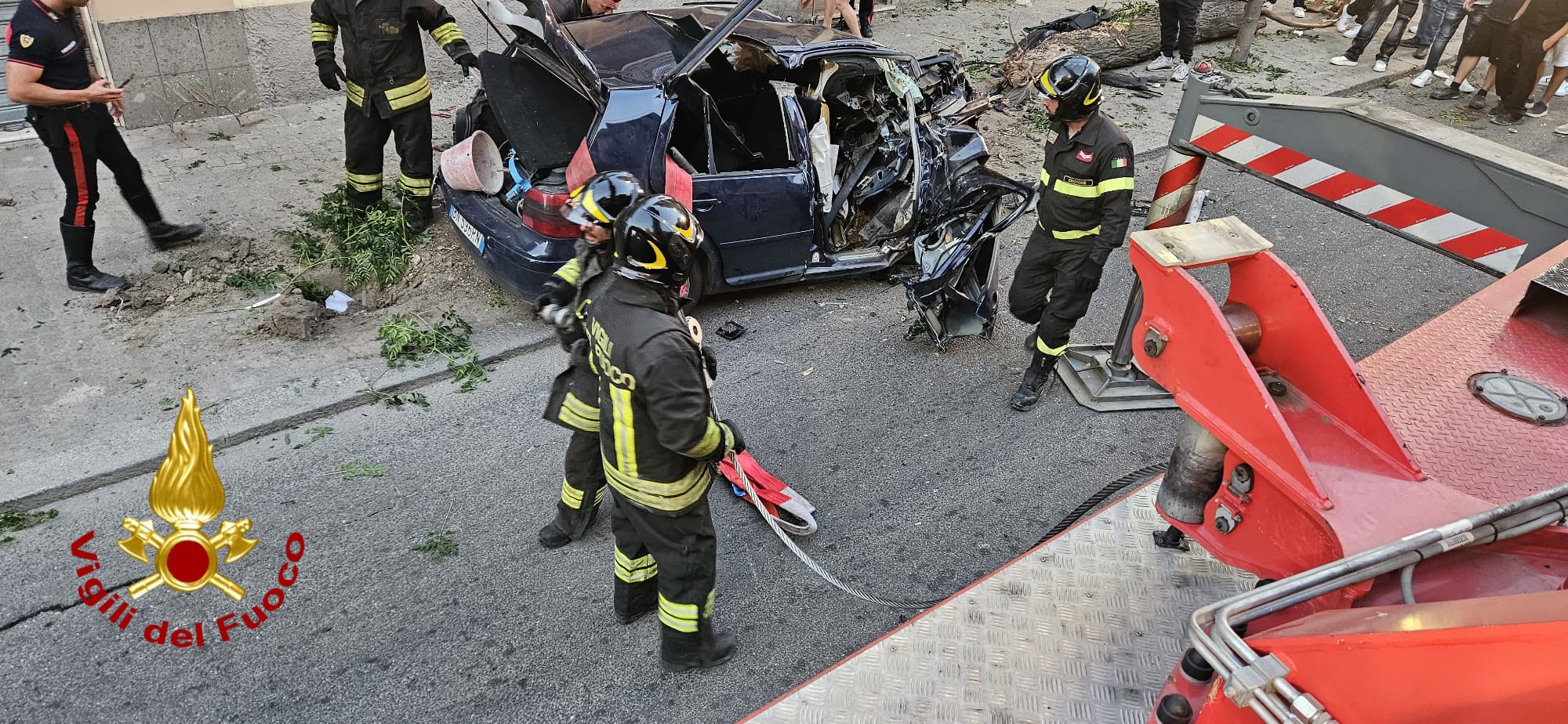 Tragedia a Cutro nella notte, auto si schianta contro un albero: muore ...