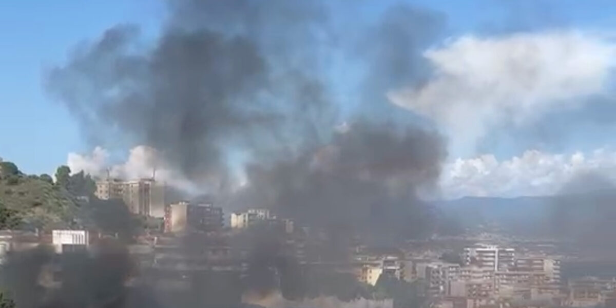 messina incendio davanti alla chiesa dell annunziata le fiamme innescate dai fuochi d artificio dopo un funerale da Gazzettadelsud.it messina incendio davanti alla chiesa dell annunziata le fiamme innescate dai fuochi d artificio dopo un funerale