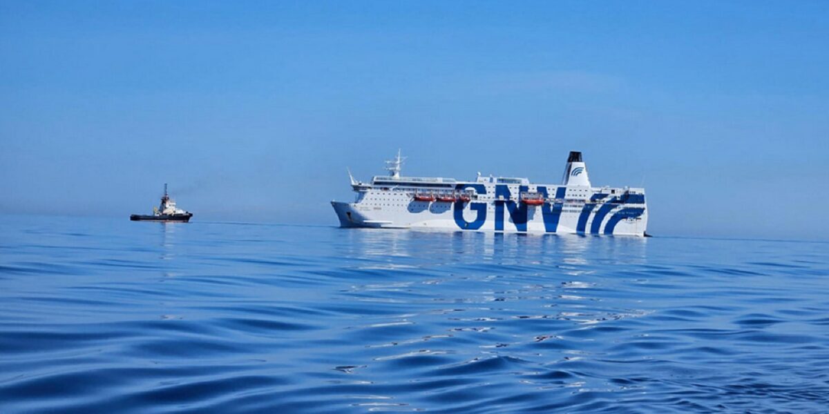 https://assets.gazzettadelsud.it/2026/06/Nave-Gnv-trainata-da-rimorchiatore-verso-lo-scalo-di-Porto-Torres-dopo-incendio-in-sala-macchine-subito-domato-1200x600.jpg