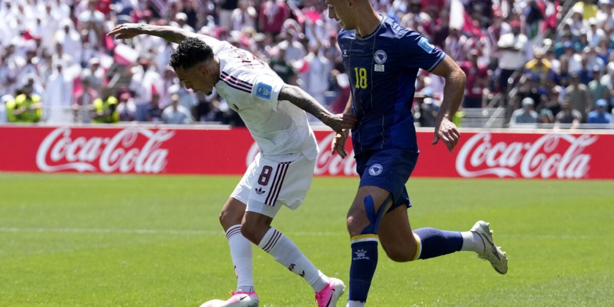 https://assets.gazzettadelsud.it/2026/06/Nikola-Katic-della-Bosnia-Herzegovina-ed-Edmilson-Junior-del-Qatar-1200x600.jpg
