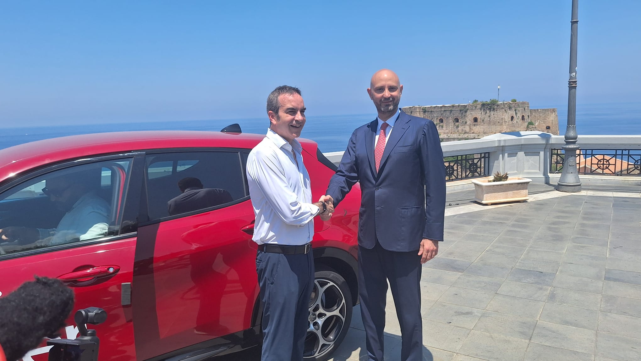 Uber X sbarca in Calabria, è la prima volta in Italia. Occhiuto: "Abbiamo liberalizzato il mercato"