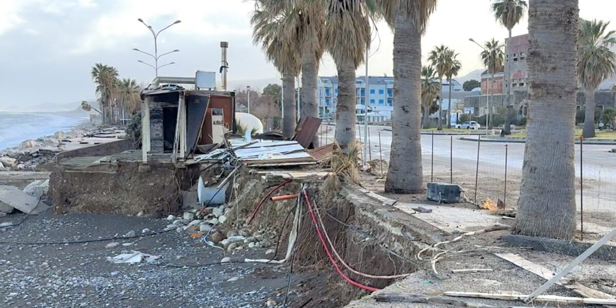 https://assets.gazzettadelsud.it/2026/06/SantAgata-Militello-Un-lido-devastato-Il-ciclone-Harry-ha-davvero-dato-il-colpo-di-grazia-1200x600.jpg