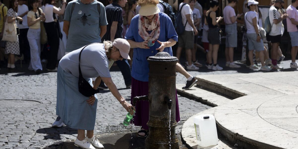 https://assets.gazzettadelsud.it/2026/06/Turisti-si-proteggono-dal-caldo-bevendo-e-utilizzando-degli-ombrelli-al-centro-storico-della-capitale-1200x600.jpg