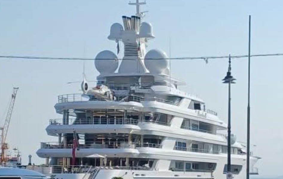 Un Gigante Da 117 Metri A Vibo Marina Arriva Lo Yacht Del Miliardario 