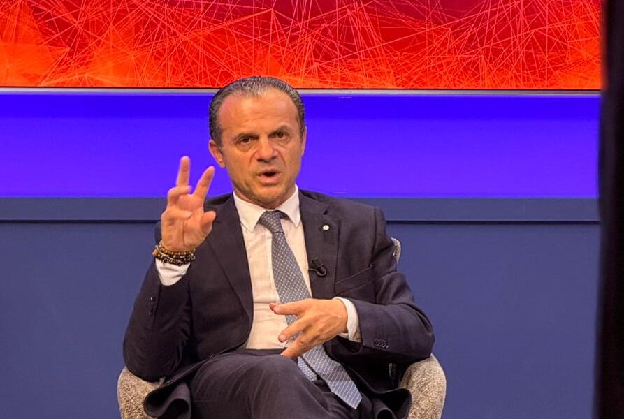 https://assets.gazzettadelsud.it/2026/06/cateno-de-luca-e1781345653620-893x600.jpeg