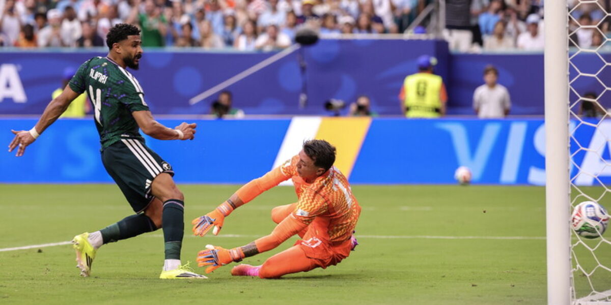 araujo salva l uruguay 1 1 con l arabia in una giornata di clamorose sorprese da Gazzettadelsud.it araujo salva l uruguay 1 1 con l arabia in una giornata di clamorose sorprese