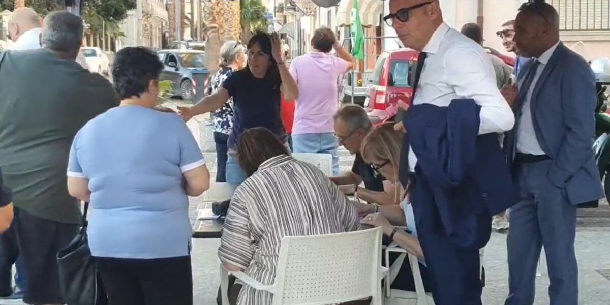 Melito, migliaia di cittadini ai gazebo. Grande mobilitazione per l’ospedale
