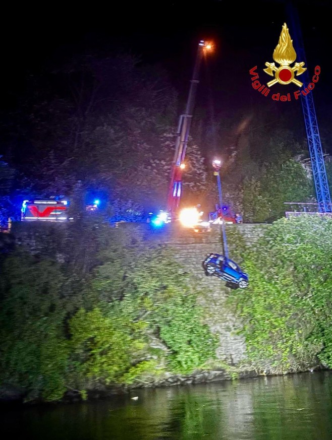 Auto precipita nel lago di Como nella notte: morto un 37enne, grave una ...