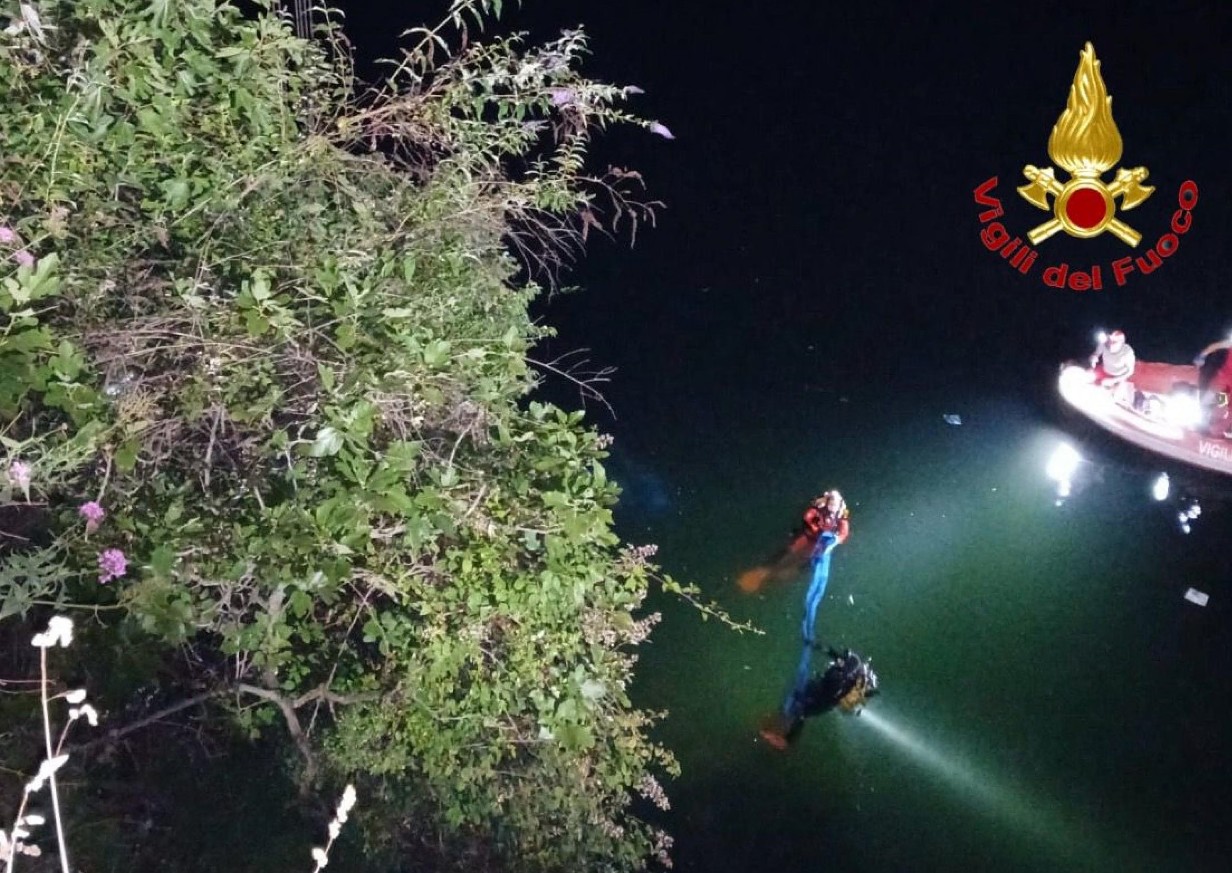 Auto precipita nel lago di Como nella notte: morto un 37enne, grave una ...