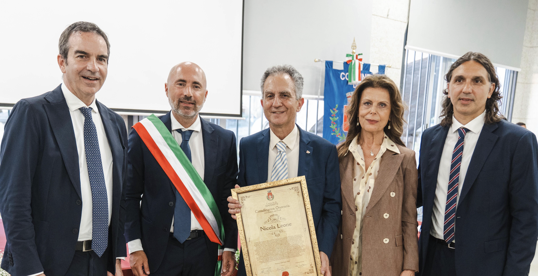Diamante conferisce la cittadinanza onoraria a Nicola Leone: omaggio a un’eccellenza mondiale dell’intelligenza artificiale