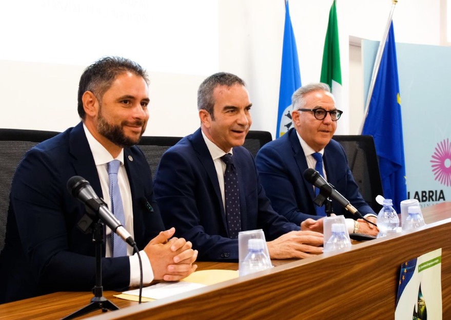 Depurazione in Calabria, Occhiuto annuncia 175 milioni di euro di investimenti e «tolleranza zero» contro gli scarichi abusivi