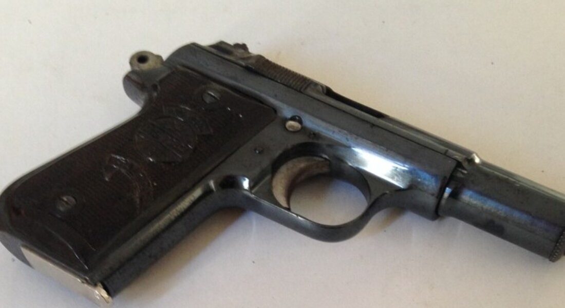 "Dammi le sigarette o sparo". Studente punta una pistola contro il professore in classe nel Modenese