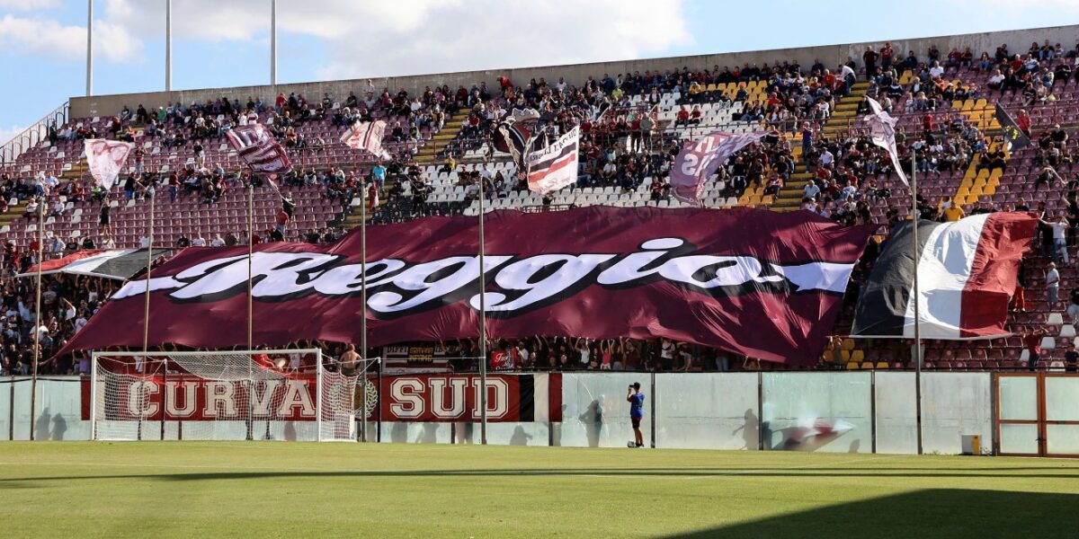 https://assets.gazzettadelsud.it/2026/06/reggina-curva-con-striscione-1200x600.jpg