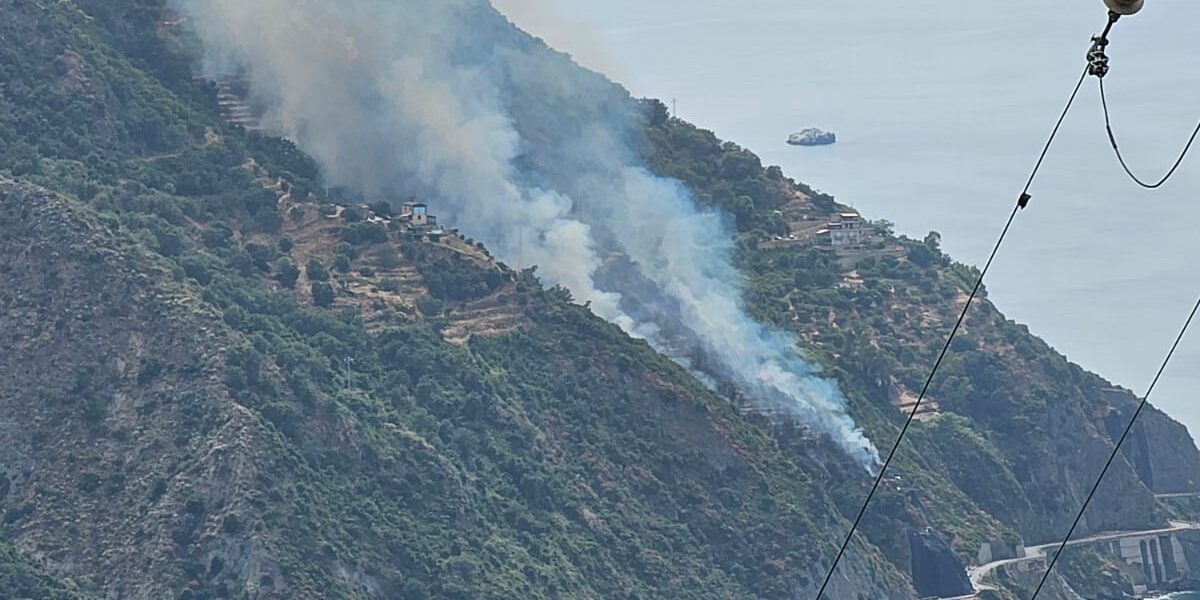 Maxi rogo sul costone tra Gliaca e Gioiosa Marea: paura sulla strada riaperta da poco
