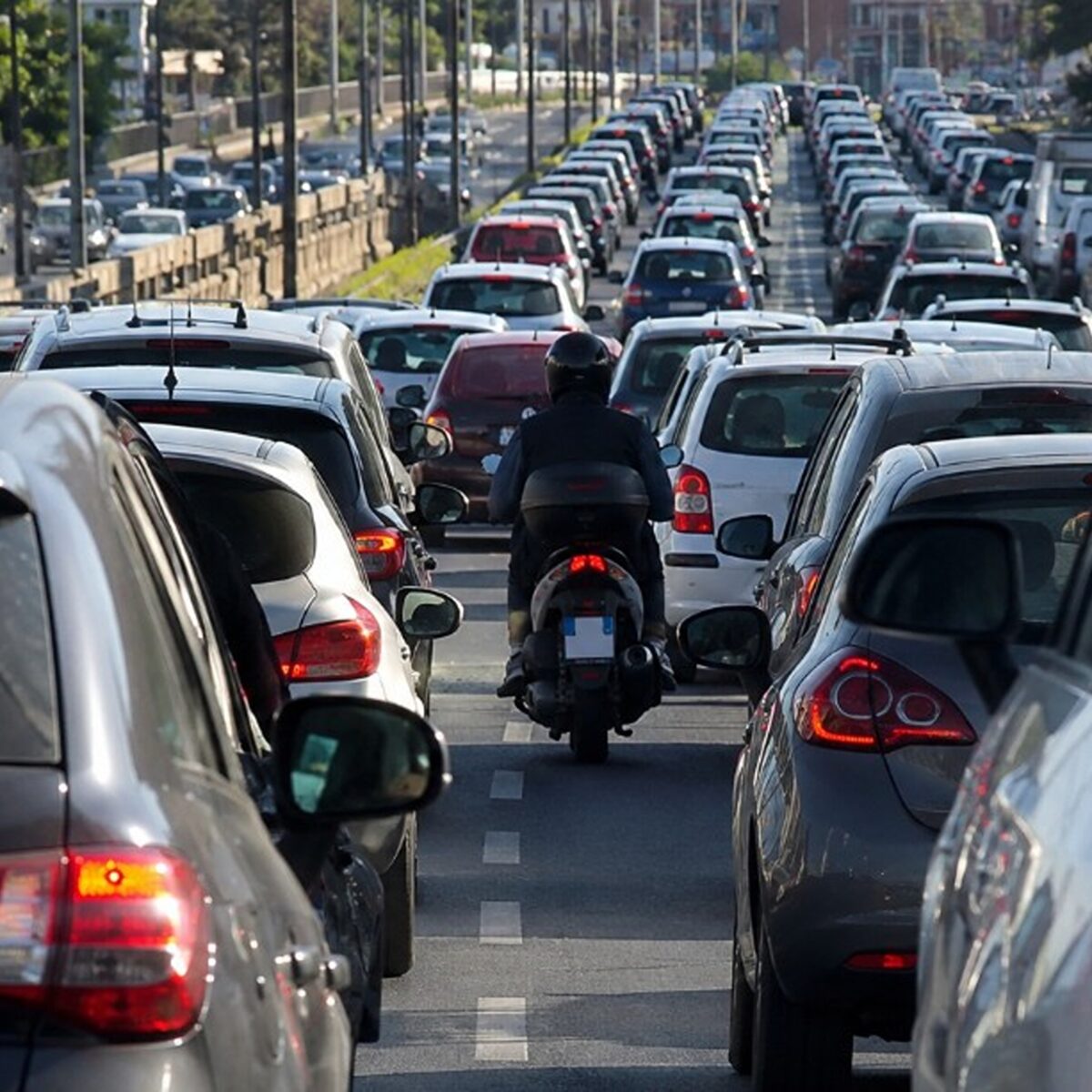 Proposta di legge presentata in Consiglio regionale per l'esenzione del bollo auto sulle nuove vetture ibride in Calabria.