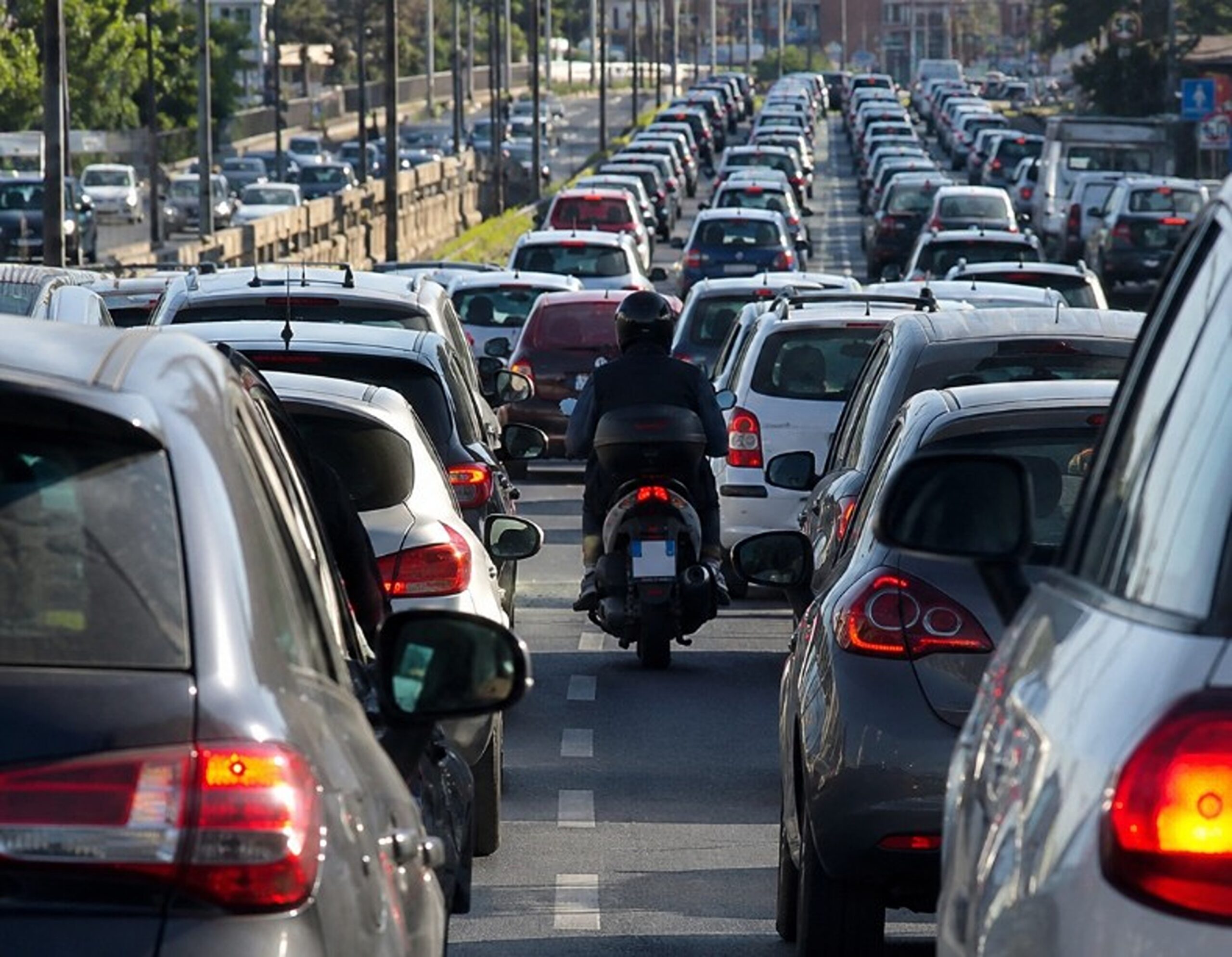 Bollo auto in Calabria, proposta di esenzione per 5 anni sulle auto ibride