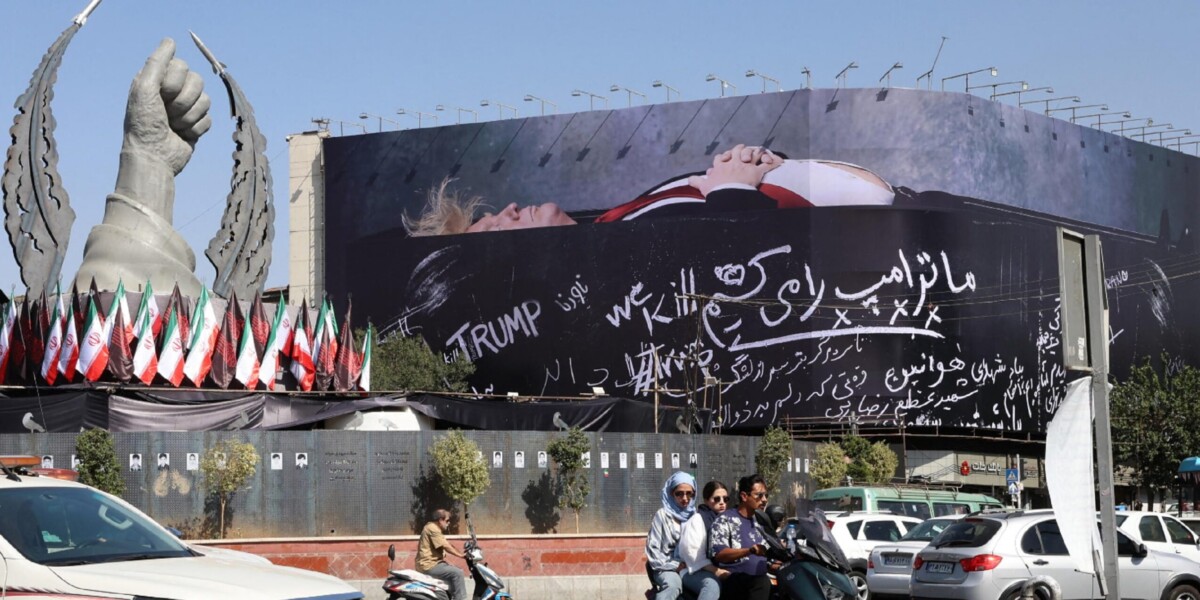 https://assets.gazzettadelsud.it/2026/07/A-Teheran-enorme-murale-con-Trump-in-una-bara-scaled-1200x600-1784140847.jpg