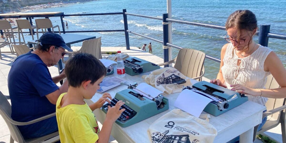 https://assets.gazzettadelsud.it/2026/07/A-Trani-Lettere-dalla-spiaggia-con-le-vecchie-macchine-da-scrivere-1200x600.jpg