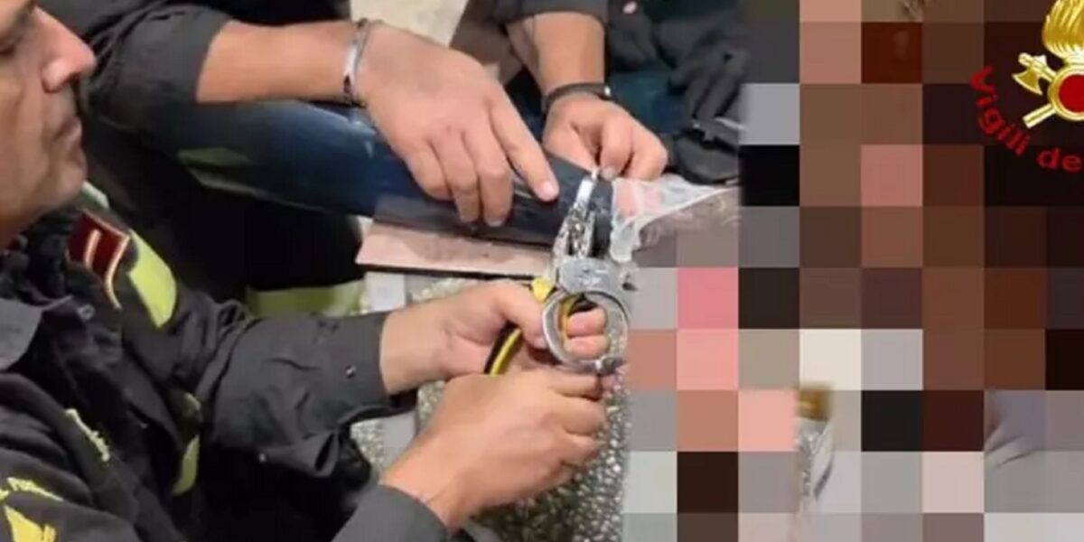 https://assets.gazzettadelsud.it/2026/07/Arrestata-sullA16-le-manette-le-restano-bloccate-ai-polsi-i-vigili-del-fuoco-costretti-a-segarle-per-liberarla-1200x600.jpg