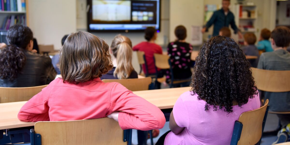 https://assets.gazzettadelsud.it/2026/07/Bamnini-a-scuola-aula-scolastica-1200x600.jpg