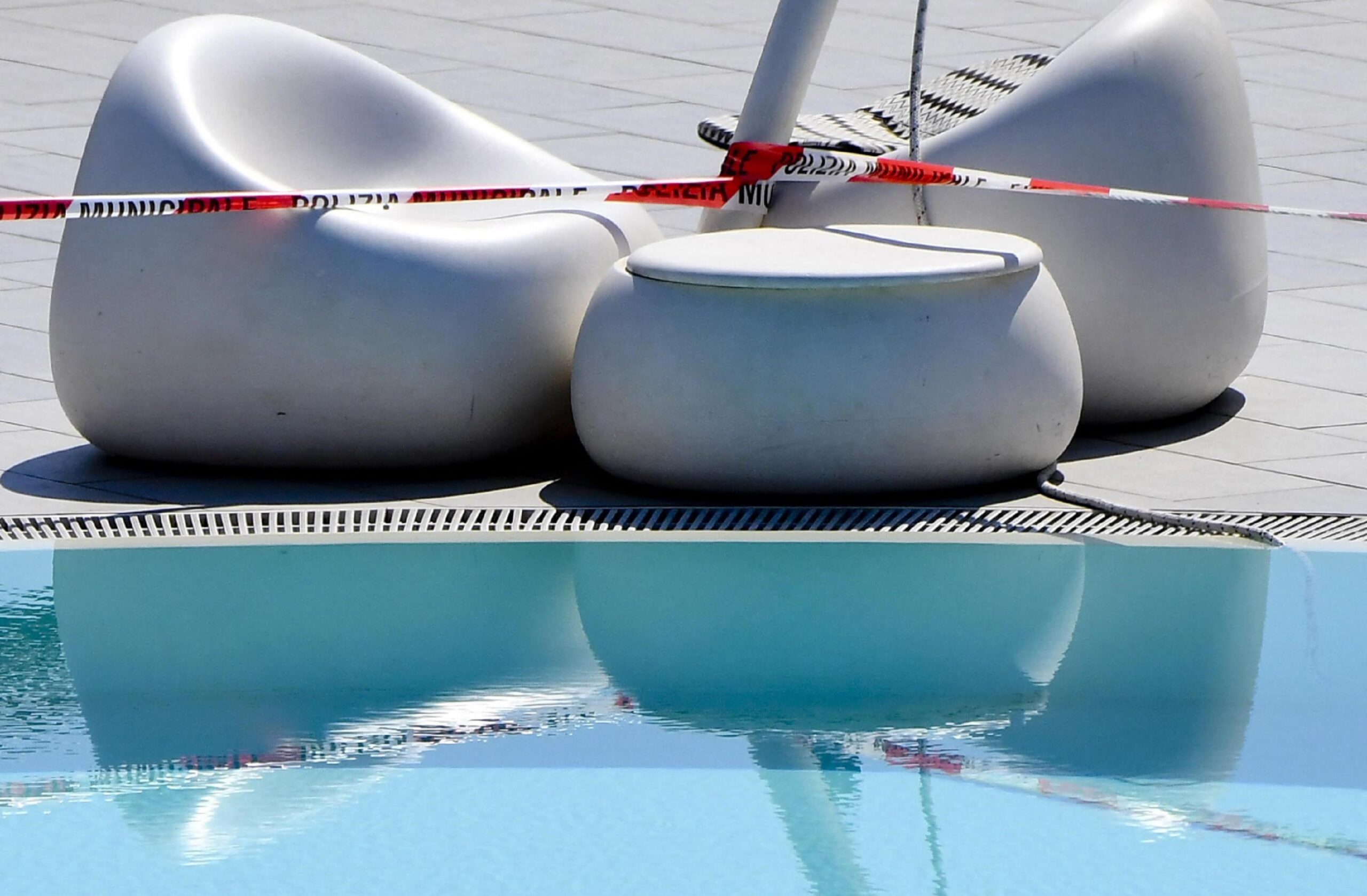 Piscina pubblici con vasca sotto sequestro dopo incidente, personale dei Bagni Segesta, segnalazioni di pericolo