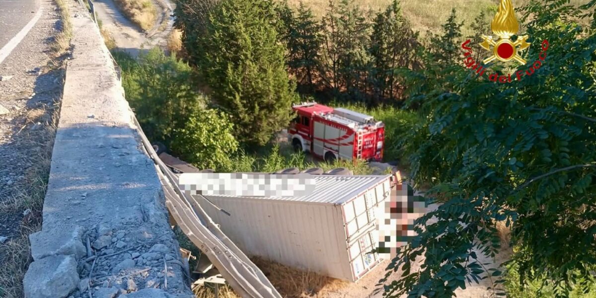 https://assets.gazzettadelsud.it/2026/07/Camion-precipita-da-un-cavalcavia-a-Matera-morto-un-uomo-di-50-anni-1200x600.jpg
