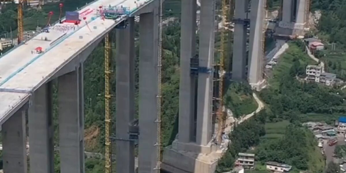 https://assets.gazzettadelsud.it/2026/07/Cina-costruito-un-ponte-alto-come-un-edificio-di-50-piani-su-un-canyon-1200x600.jpg