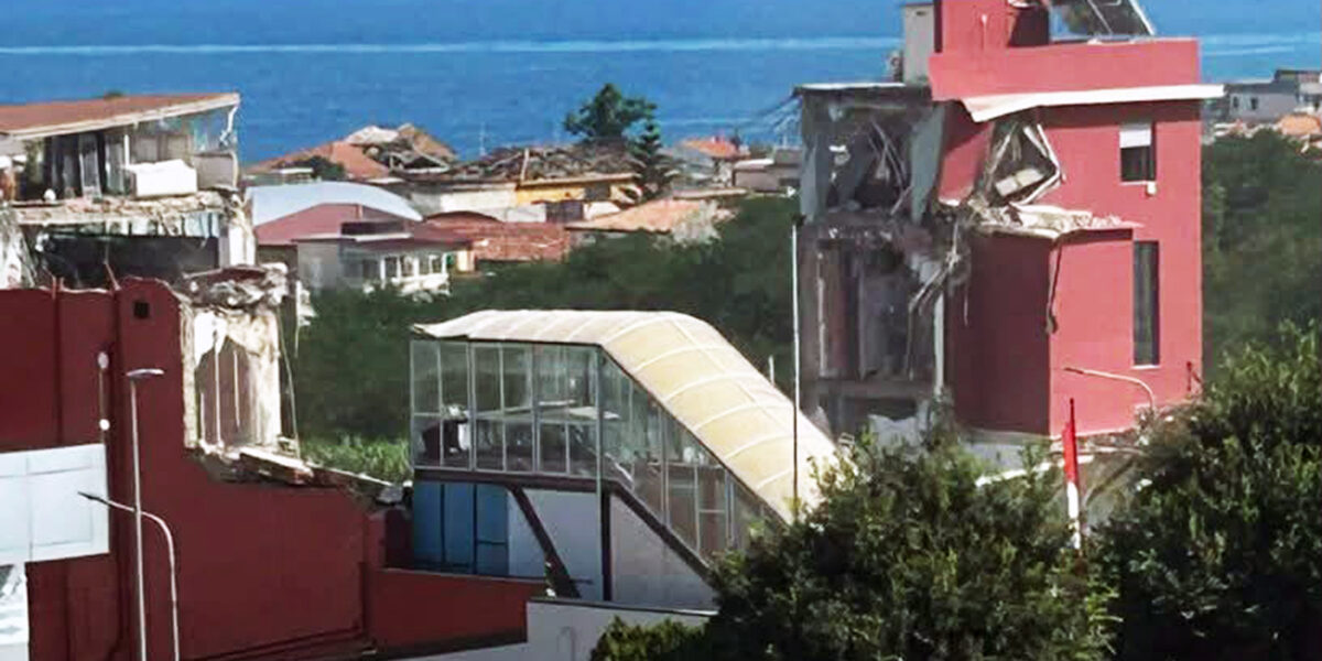 https://assets.gazzettadelsud.it/2026/07/Esplosione-palazzina-a-Pistunina-Messina-2-1200x600.jpg