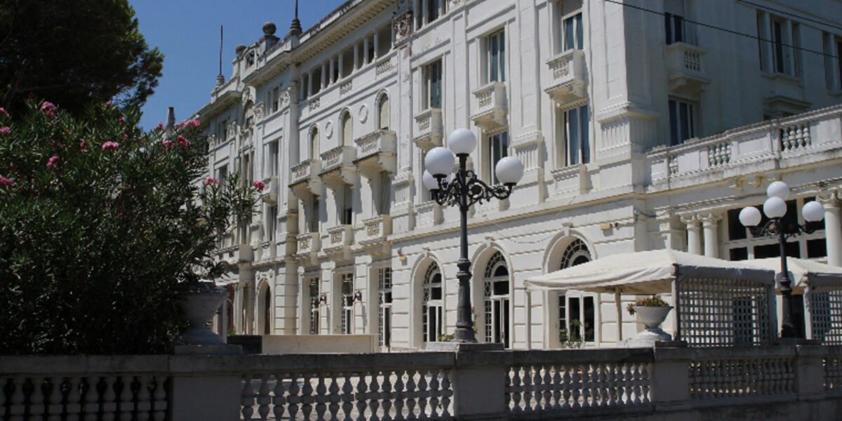 https://assets.gazzettadelsud.it/2026/07/Finanza-e-sigilli-al-Grand-Hotel-di-Riccione-1200x600.jpg