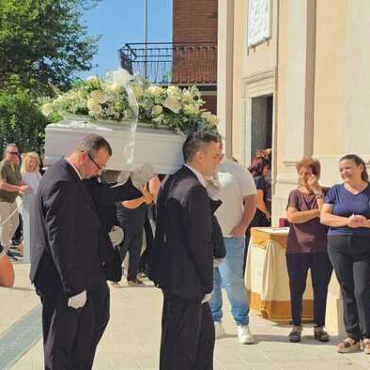 Una chiesa gremita e un’interacomunità stretta attorno alla famiglia del piccolo Alessio Pioper l’ultimo saluto al bambino di un anno e mezzo morto il 22luglio scorso all’ospedale di Catanzaro dopo il trasferimentodall’ospedale di Vibo Valentia. Sulla vicenda, legata allapresunta infezione da un batterio killer, la Procura di ViboValentia ha aperto un’inchiesta delegando gli accertamenti allaSquadra mobile.Sul manifesto funebre, i familiari hanno rivolto un appellochiedendo che eventuali offerte vengano devolute all’OspedaleBambino Gesù di Roma, trasformando il ricordo del piccolo in ungesto di solidarietà verso altri bambini.Il feretro del piccolo, in una bara bianca, è entrato inchiesta seguito dai genitori e dai familiari, tutti con indossouna maglietta bianca con la scritta celeste Alessio e un piccolocuore stilizzato. La mamma stringeva a se il pupazzo di unpiccolo leoncino col quale il figlio giocava. Presente anche ilsindaco di Zungri Serafino Fiamingo con la fascia tricolore cheper tutta la giornata di oggi ha proclamato il lutto cittadino.A presiedere i funerali è stato il vescovo della diocesi diMileto-Nicotera-Tropea, Attilio Nostro, che nell’omelia hainvitato la comunità a non cedere alla disperazione, definendola morte di un bambino un evento che mette alla prova lasperanza di tutti. Il presule ha esortato i fedeli a trasformareil dolore in un impegno concreto verso gli ultimi, i fragili e ipiù piccoli. Monsignor Nostro ha indicato nella presenza deitanti bambini accanto all’altare un segno di speranza,sottolineando come siano proprio loro a insegnare agli adulti ilsignificato dell’amore e della fiducia anche di fronte a unatragedia così grande.Il vescovo ha inoltre ringraziato la famiglia di Alessio Pioper la testimonianza offerta in un momento di immenso dolore,evidenziando la scelta di «benedire e non maledire». Il piccolo,ha concluso il presule, lascia alla comunità una testimonianzafondata sulla solidarietà e sull'amore per i più fragili.L’uscita dalla chiesa della piccola bara bianca è statoaccompagnato dal lancio di palloncini bianchi.