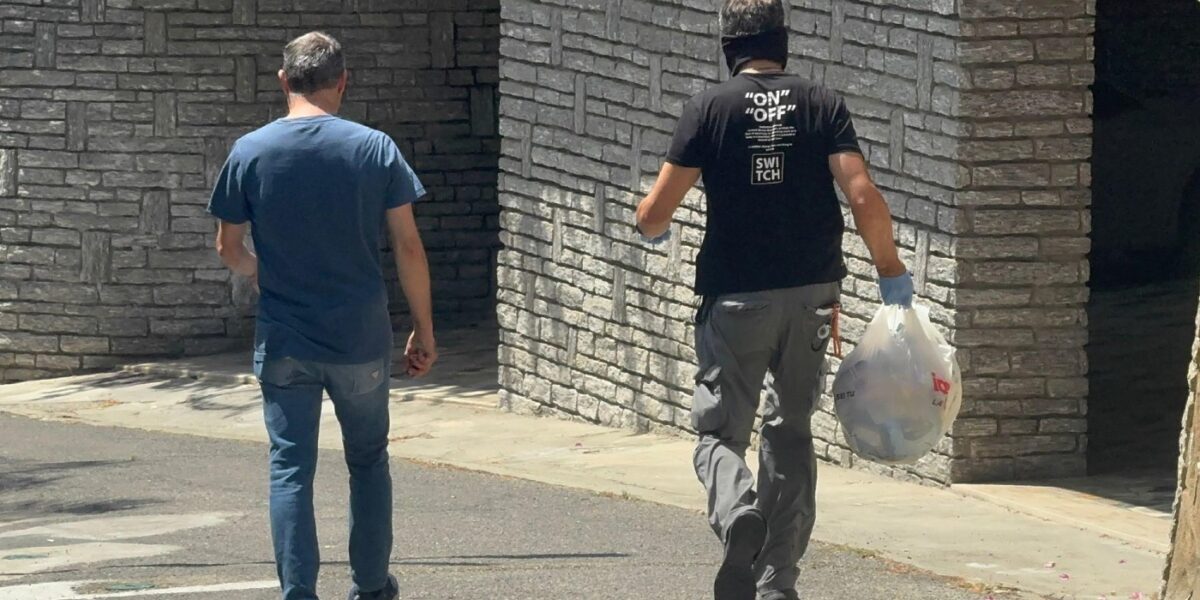 https://assets.gazzettadelsud.it/2026/07/I-carabinieri-del-nucleo-scientifico-perquisiscono-i-bidoni-della-spazzatura-nellambito-delle-indagini-sulla-morte-di-Lorella-Capano-58-anni-trovata-morta-in-casa-a-Sanremo-1200x600.jpg