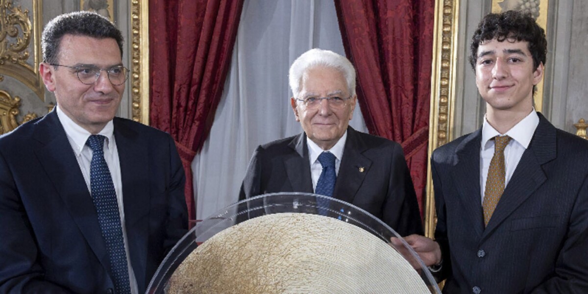 https://assets.gazzettadelsud.it/2026/07/Il-Presidente-Sergio-Mattarella-riceve-il-Ventaglio-da-parte-dellAssociazione-Stampa-Parlamentare-consegnato-da-Alfonso-Raimo-Presidente-dellAssociazione-Stampa-Parlamentare-e-dallautore-Piero-Malatesta-Piano-scaled-1200x600-1785407800.jpg