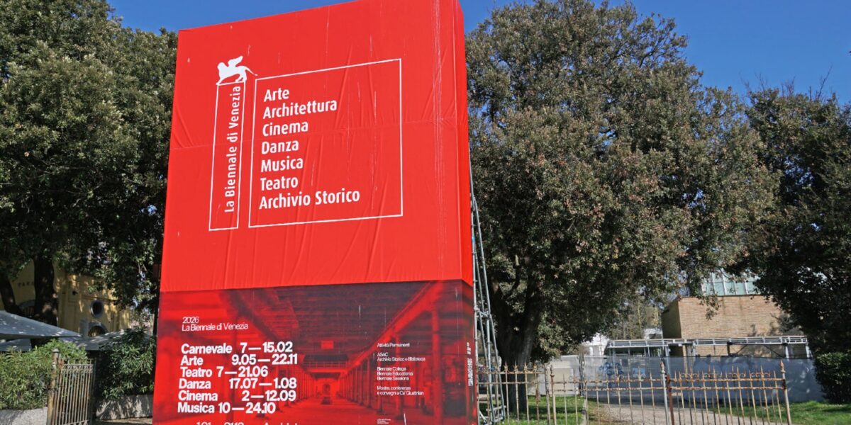 https://assets.gazzettadelsud.it/2026/07/Il-totem-espositivo-allaccesso-dei-Giardini-della-Biennale-chiusi-momentaneamente-per-i-lavori-in-corso-di-preparazione-per-la-61°-edizione-della-Mostra-Internazionale-di-Arte-Venezia-13-marzo-2026-1200x600.jpg