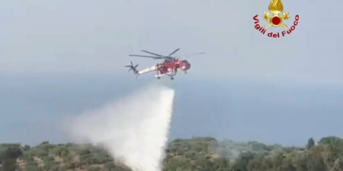 Emergenza incendi a Messina e nella provincia, 30 interventi dei vigili del fuoco in poche ore: fiamme da Milazzo a Montalbano Elicona
