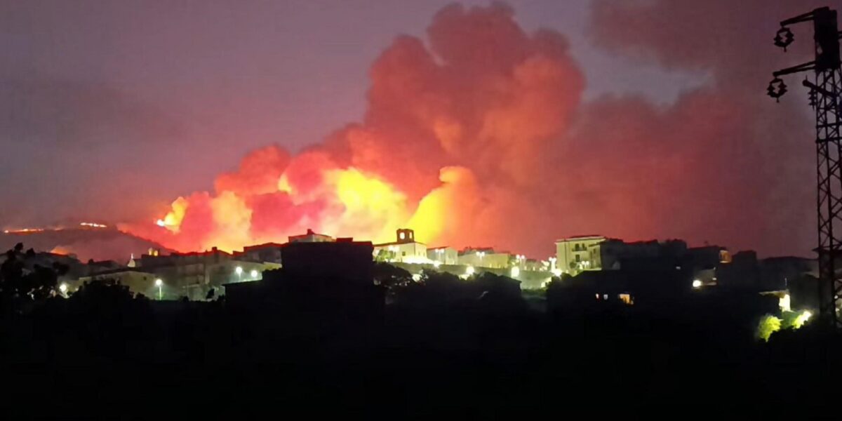 incendio minaccia il centro abitato a santo stefano quisquina sgomberate oltre 100 persone da Gazzettadelsud.it incendio minaccia il centro abitato a santo stefano quisquina sgomberate oltre 100 persone