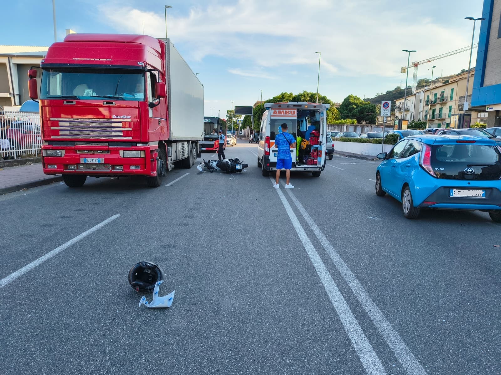Messina, scontro scooter-bici sulla statale 114 a Tremestieri: due ...