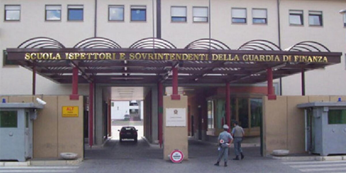 https://assets.gazzettadelsud.it/2026/07/La-scuola-della-Guardia-di-Finanza-a-Coppito-allAquila-da-cui-e-precipitata-dal-terzo-piano-una-ragazza-22enn-1200x600.jpg