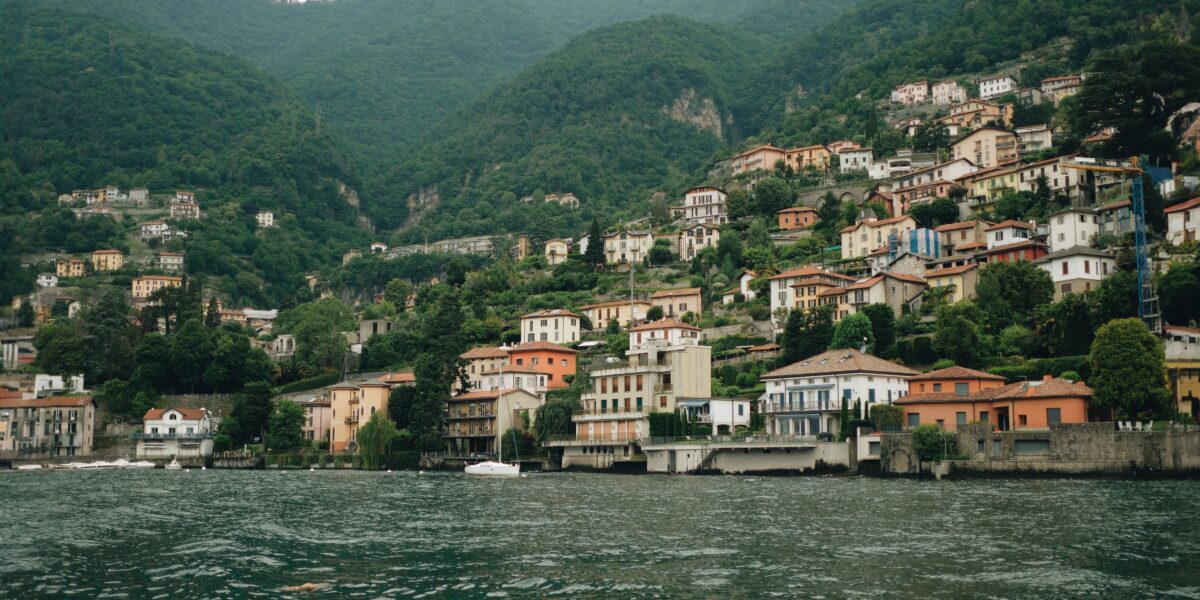 https://assets.gazzettadelsud.it/2026/07/Lago-di-Como-1200x600.jpg