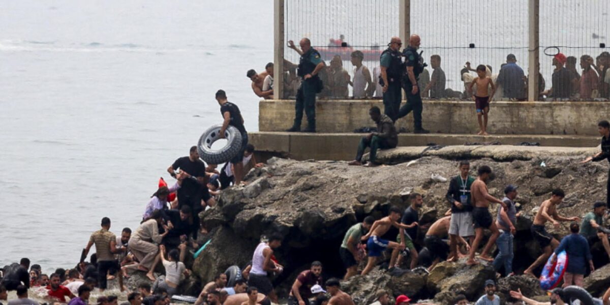 https://assets.gazzettadelsud.it/2026/07/Larrivo-a-Ceuta-di-centinaia-di-migranti-1200x600.jpg